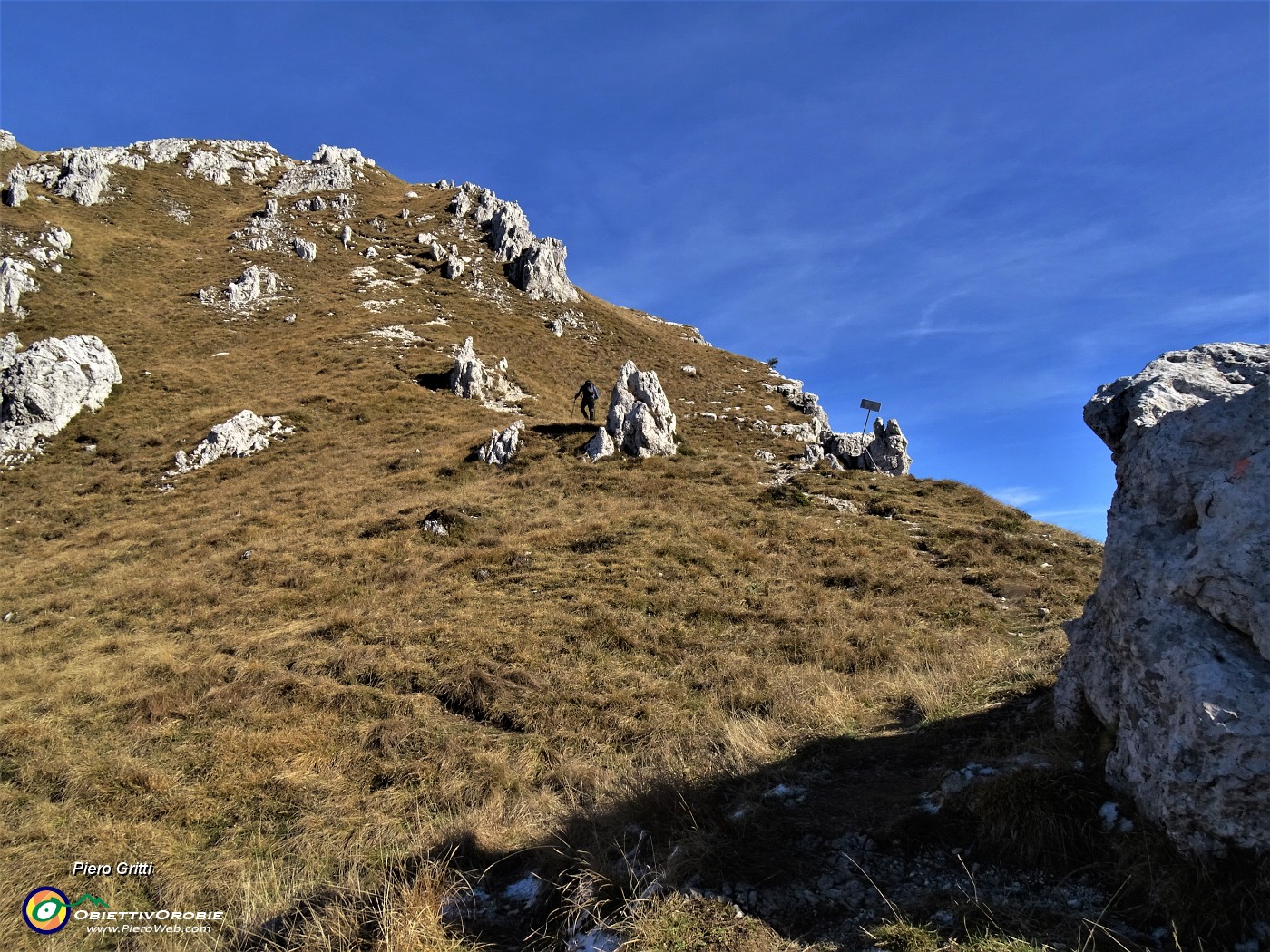 36 Dal sentiero del canale del ripetitore agganciamo il sent. 530 per Cima Alben.JPG